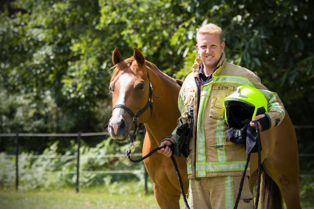 foto van een brandweerman met paard