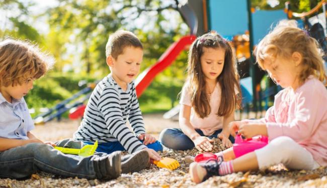 kinderen spelen in speeltuin